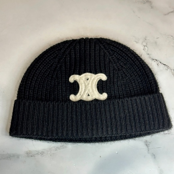 TRIOMPHE BEANIE IN SEAMLESS CASHMERE BLACK - Picture 1 of 6